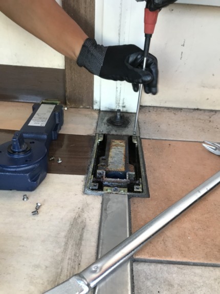 ニュースターフロアヒンジ取替