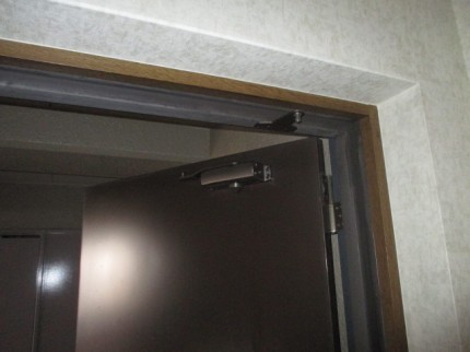 マンションドアクローザー