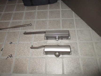 ドアクローザー取り替えメンテ