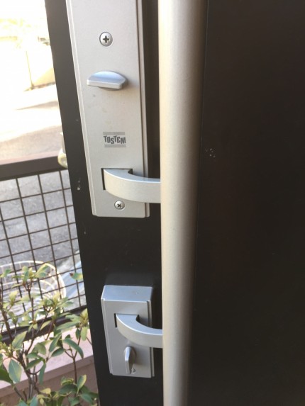 トステム　玄関バーハンドル室内側