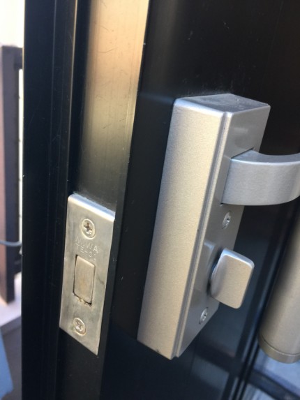 トステム玄関錠下