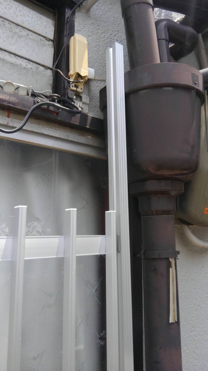 ポール建て　縦面格子