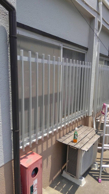 足長ﾌﾞﾗｹｯﾄ付+ﾎﾟｰﾙ付面格子