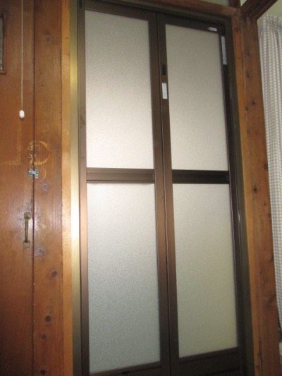 浴室中折ドア施工後