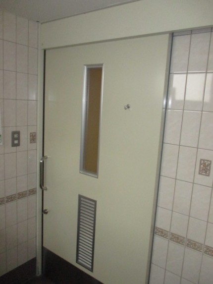 病院のトイレ扉