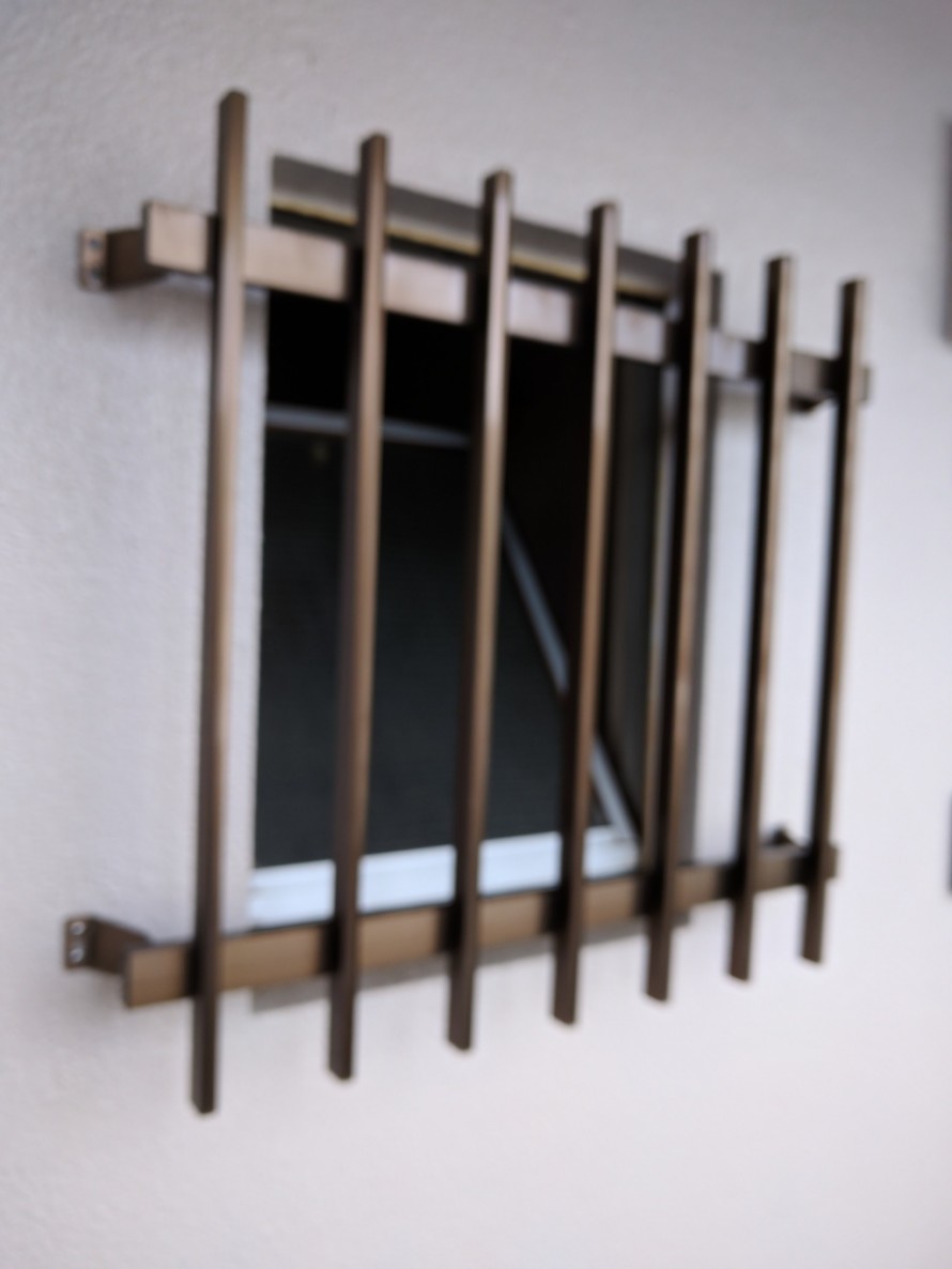 内倒し窓　網戸