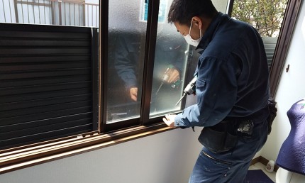 4枚建て引き違い窓　カバー工事　施工中3