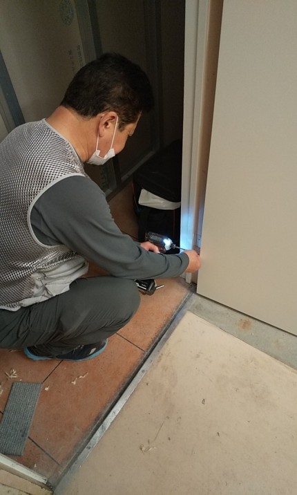 木製扉　施工中2