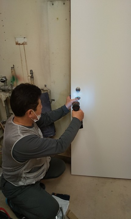 木製扉　施工中3