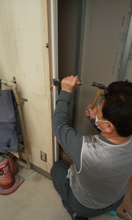 木製扉　施工中4
