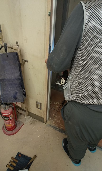 木製扉　施工中5