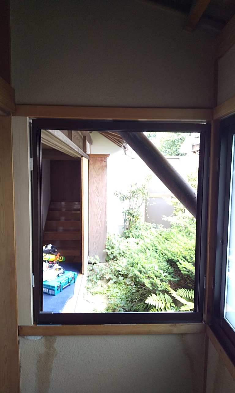 木製窓　アルミサッシ　取替　施工中2