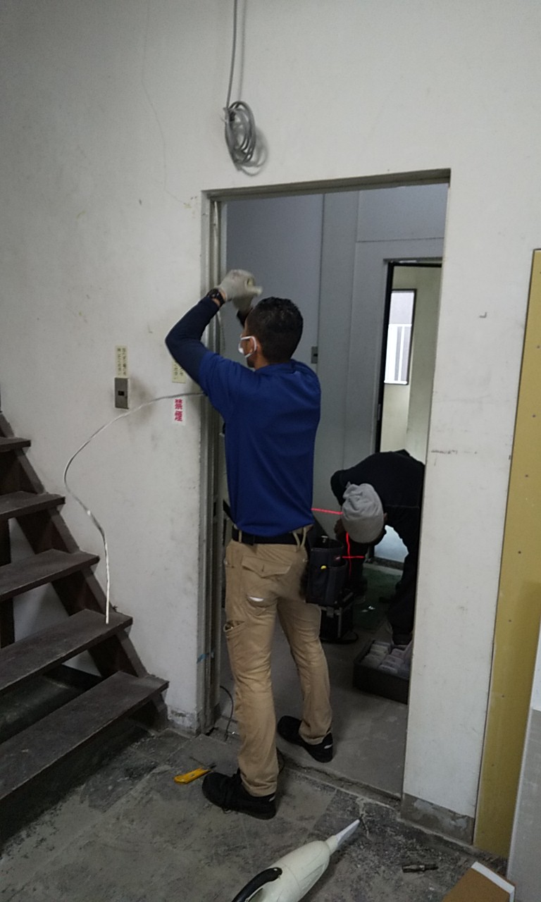 アルミフロントドア　施工中