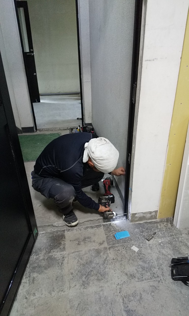 アルミフロントドア　施工中4