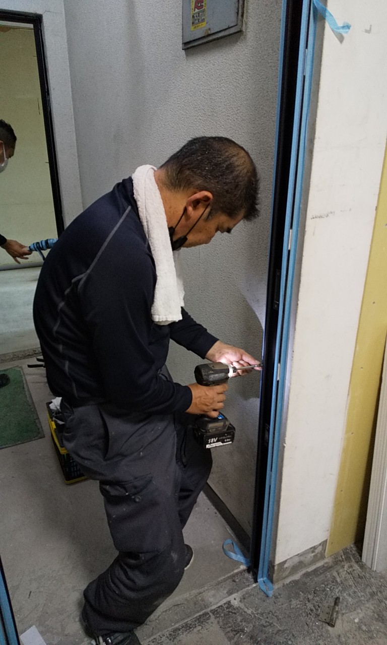 アルミフロントドア　施工中2