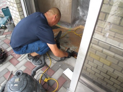 フロアヒンジ撤去