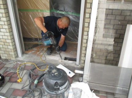 フロアヒンジ撤去