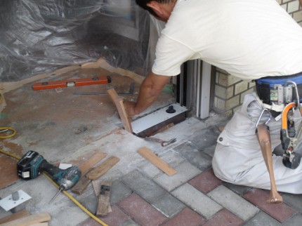 フロアヒンジ　取付