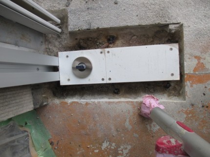 フロアヒンジ　取付