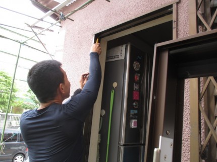 勝手口　取替　施工中