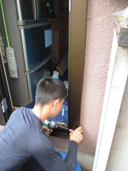 勝手口　取替　施工中