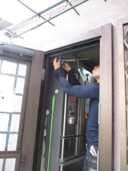 勝手口　取替　施工中