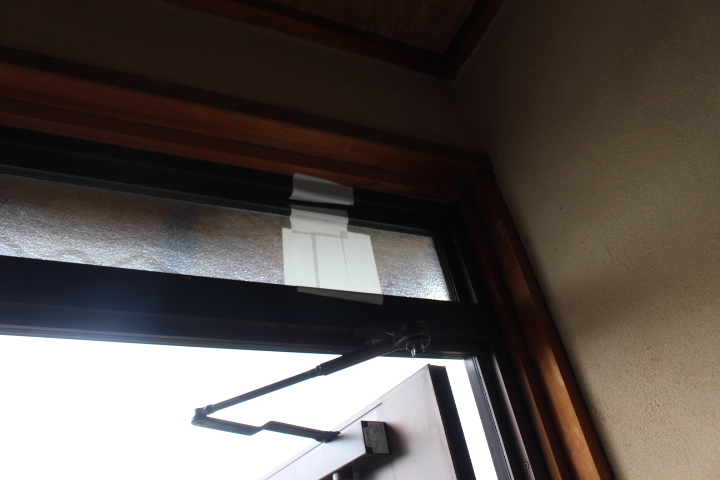 大阪府吹田市にて玄関ドアの上から雨漏りする為、庇廻りのシーリング防水を行ないました。