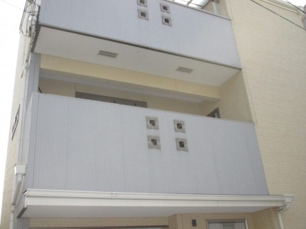 2階ベランダにテラス囲い施工前