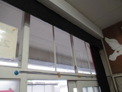 ガラス　パテ押さえ