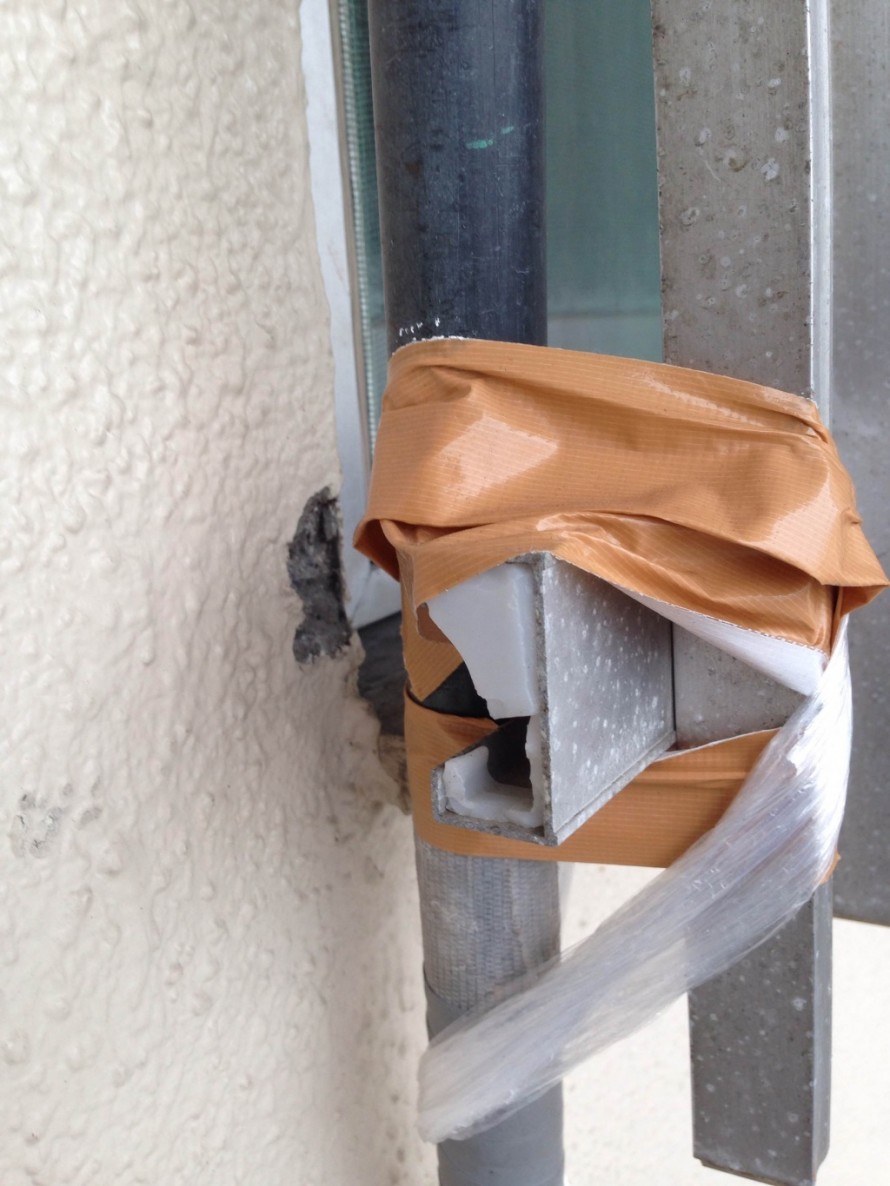 面格子　金物　ブラケット　破損