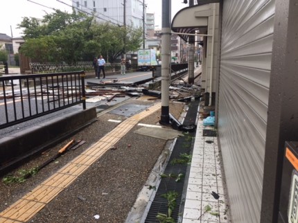 台風21号井上昇商店会社前