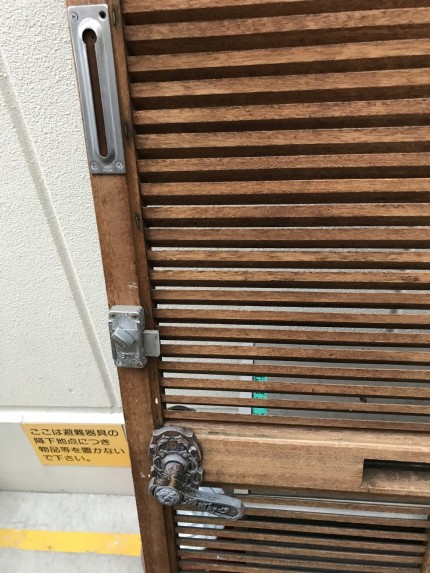 木製ルーバードア