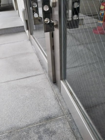 ビルエントランス扉被害