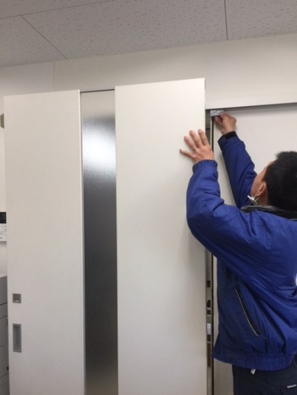 上吊り引戸戸車交換