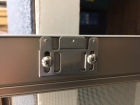 新しい網戸外れ止め