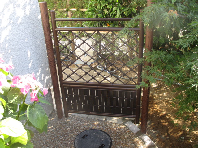 施工後、枝折戸、タカショー