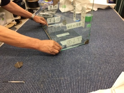 硝子ケース組立中