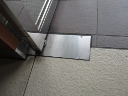 エントランス　フロアヒンジ