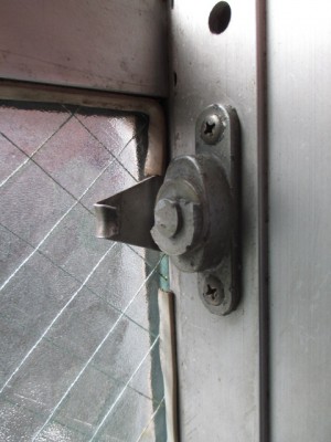 掃き出し窓　クレセント