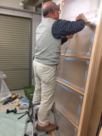 建具具にパネル入れ作業