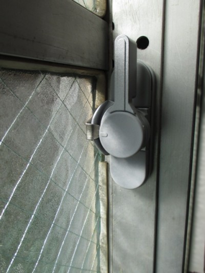 掃き出し窓　クレセント