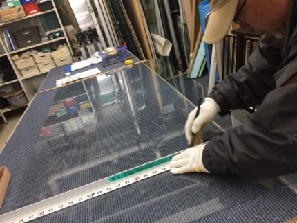 硝子割替作業中