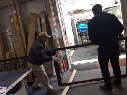 硝子はめ込み中