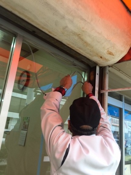 店舗FIX硝子割替作業中