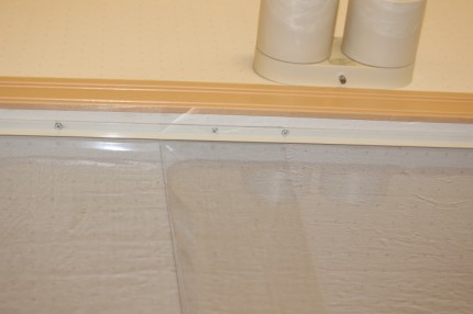 間仕切りシート施工中２