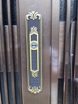 召し合せ錠（真ん中）