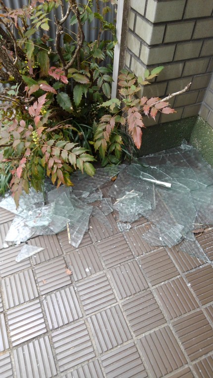 硝子割られた