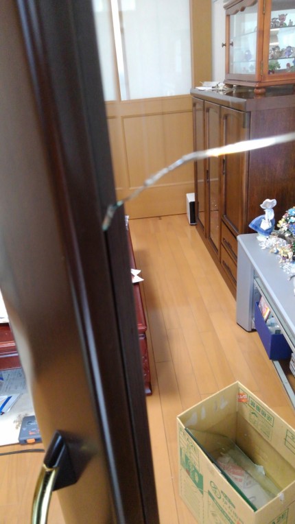 面取り硝子が割れた