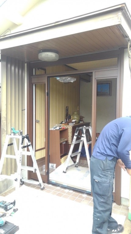 YKK　AP　ドアリモ　施工中