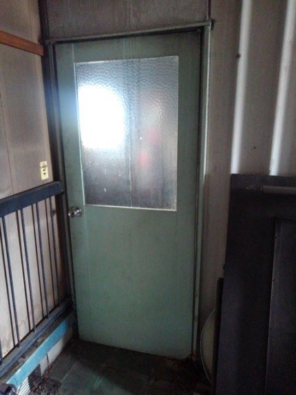スチール製ドア　施工前